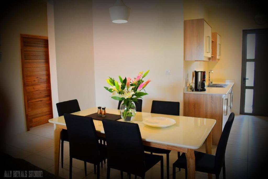 Modern And Cosy Condo: Westwood Apartments Flic en Flac Экстерьер фото