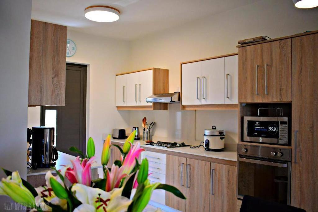 Modern And Cosy Condo: Westwood Apartments Flic en Flac Экстерьер фото